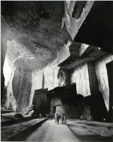 Touristen in der Grotte der Seiler im »Steinbruch des Paradieses« / Werner Stuhler