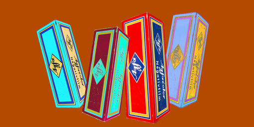 Bunte Collage, die eine überdimensionierte Agfa-Filmschachtel zeigt.