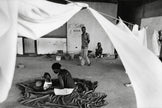 Flüchtlingsfamilie im Rohbau der Nationalbank von Liberia