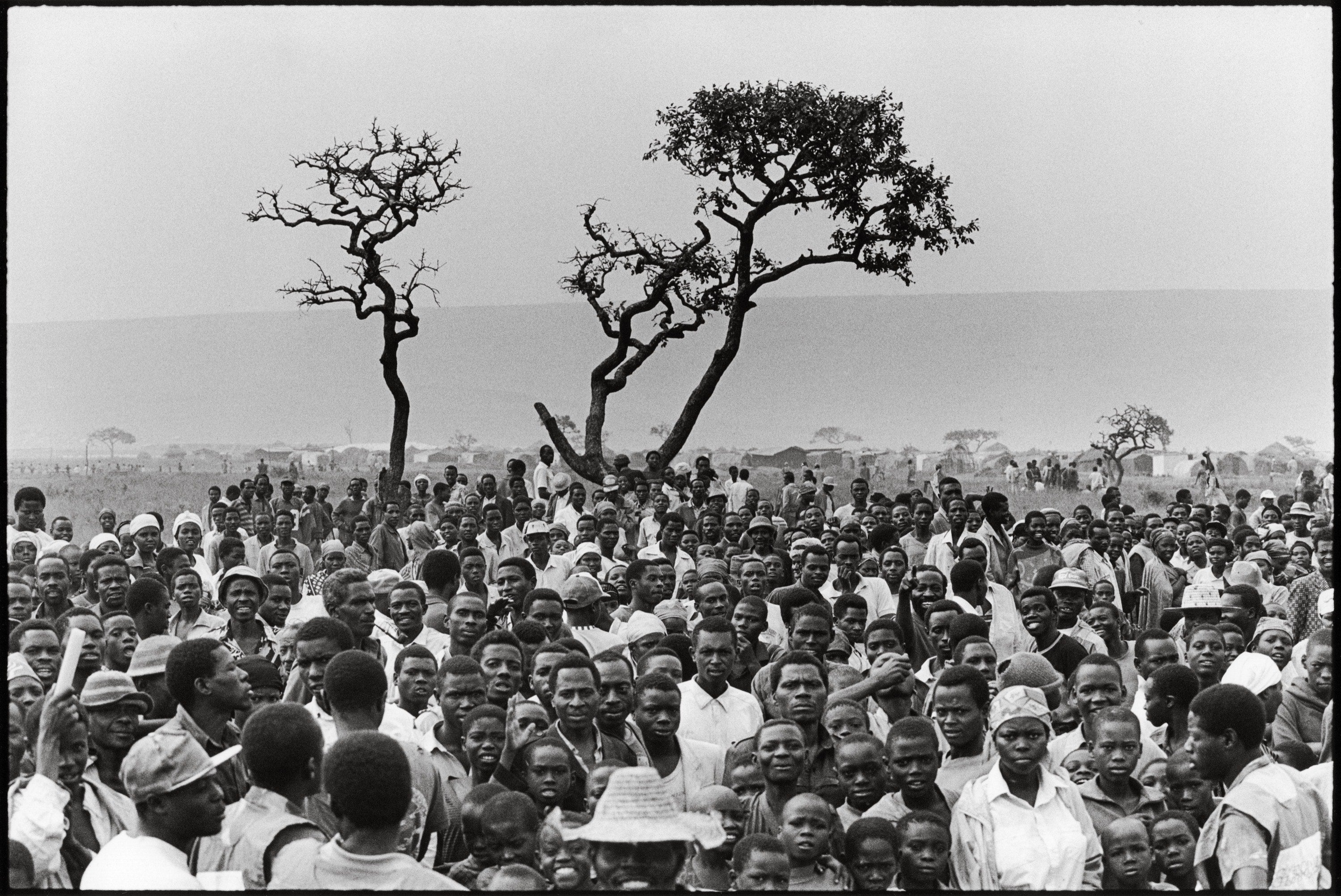 Distribution of aid supplies in the Benako refugee camp