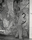 Jean Cocteau vor dem Entwurf eines Wandteppichs