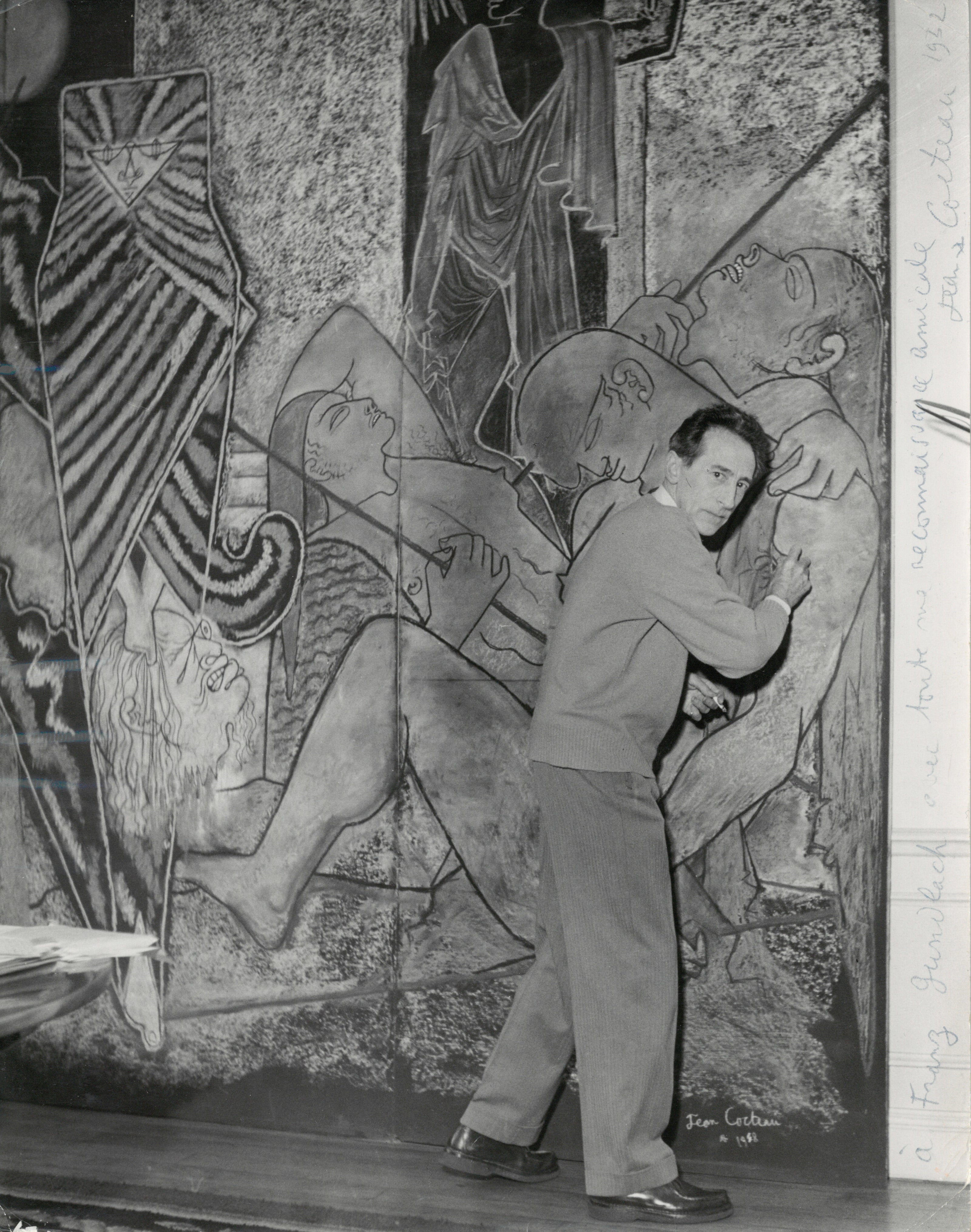 Jean Cocteau vor dem Entwurf eines Wandteppichs