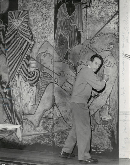Jean Cocteau vor dem Entwurf eines Wandteppichs