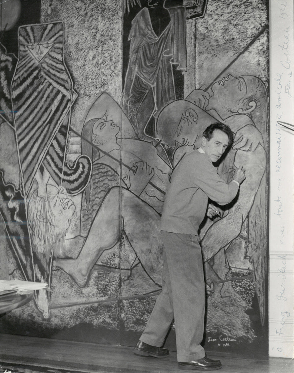 Jean Cocteau vor dem Entwurf eines Wandteppichs
