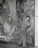 Jean Cocteau vor dem Entwurf eines Wandteppichs