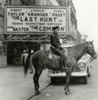 Berittener Polizist vor einem Kino in Harlem