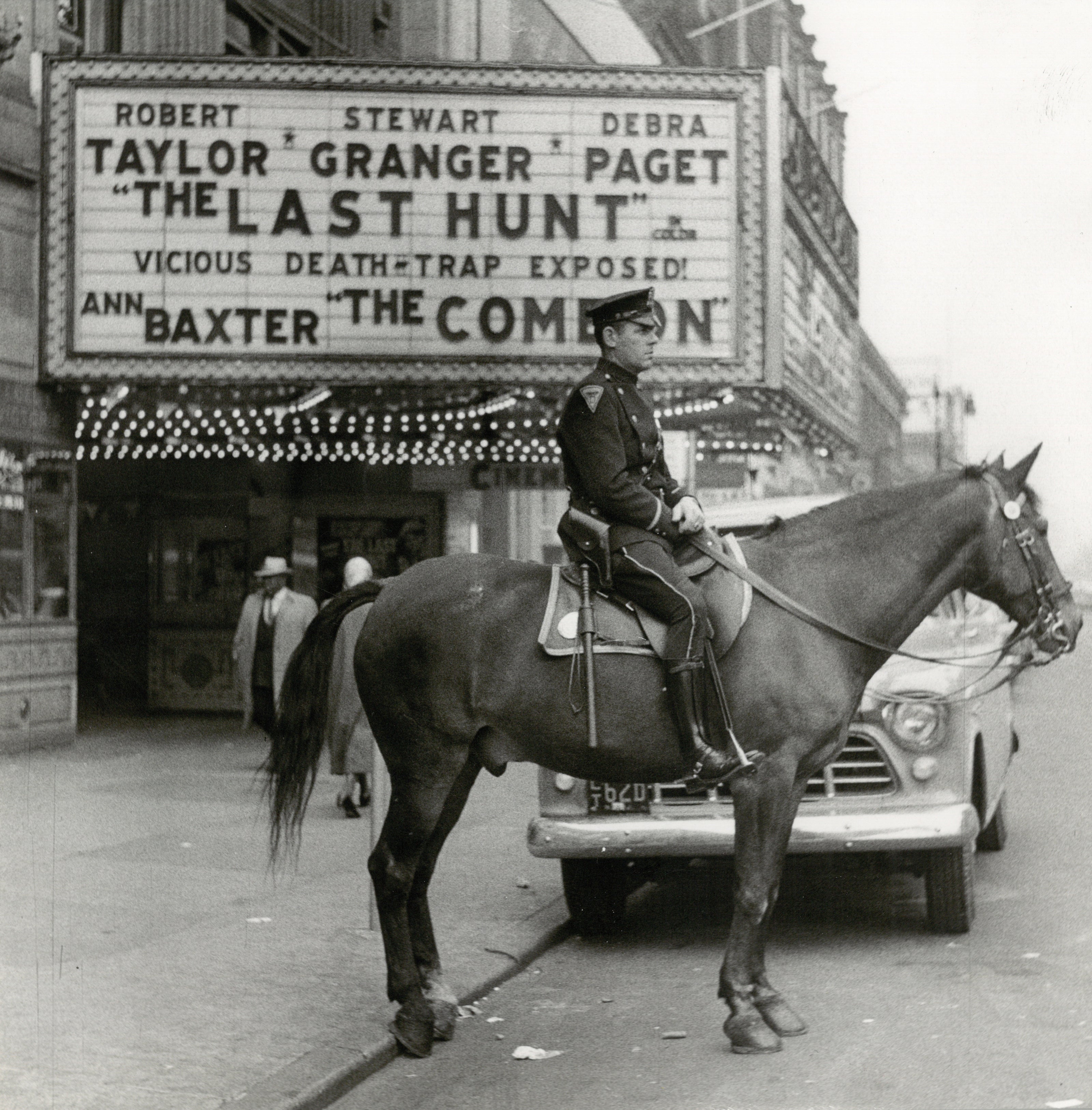Berittener Polizist vor einem Kino in Harlem