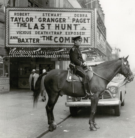 Berittener Polizist vor einem Kino in Harlem