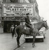 Berittener Polizist vor einem Kino in Harlem