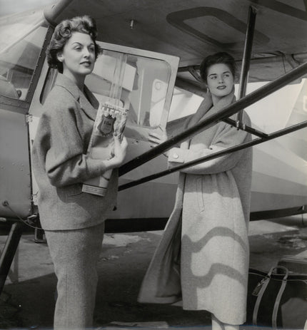 Miss Germany und Miss Europe auf dem Flugplatz