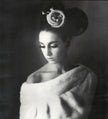 Antonia in einer White Mink Stola von SAGA