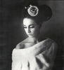 Antonia in einer White Mink Stola von SAGA
