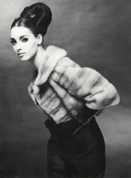 Antonia in einem White Mink Cape von SAGA