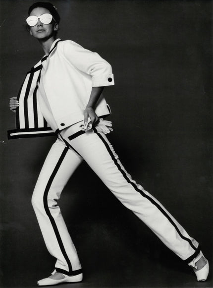 Model im Studio mit Op Art-Fashion von Courrèges