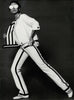 Model im Studio mit Op Art-Fashion von Courrèges