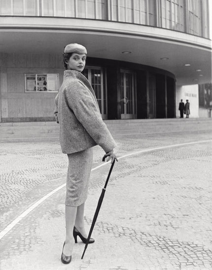 Nadja Tiller vor dem Schillertheater