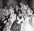 Modeschöpfer Pierre Balmain mit seinen Mannequins