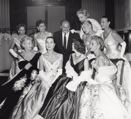 Modeschöpfer Pierre Balmain mit seinen Mannequins