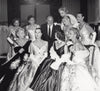 Modeschöpfer Pierre Balmain mit seinen Mannequins