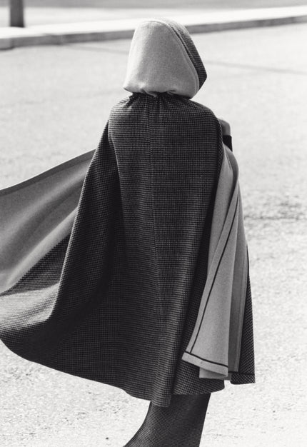 Jeannette Chistiansen im Poncho