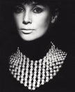 Sophie Derly mit Perlenschmuck