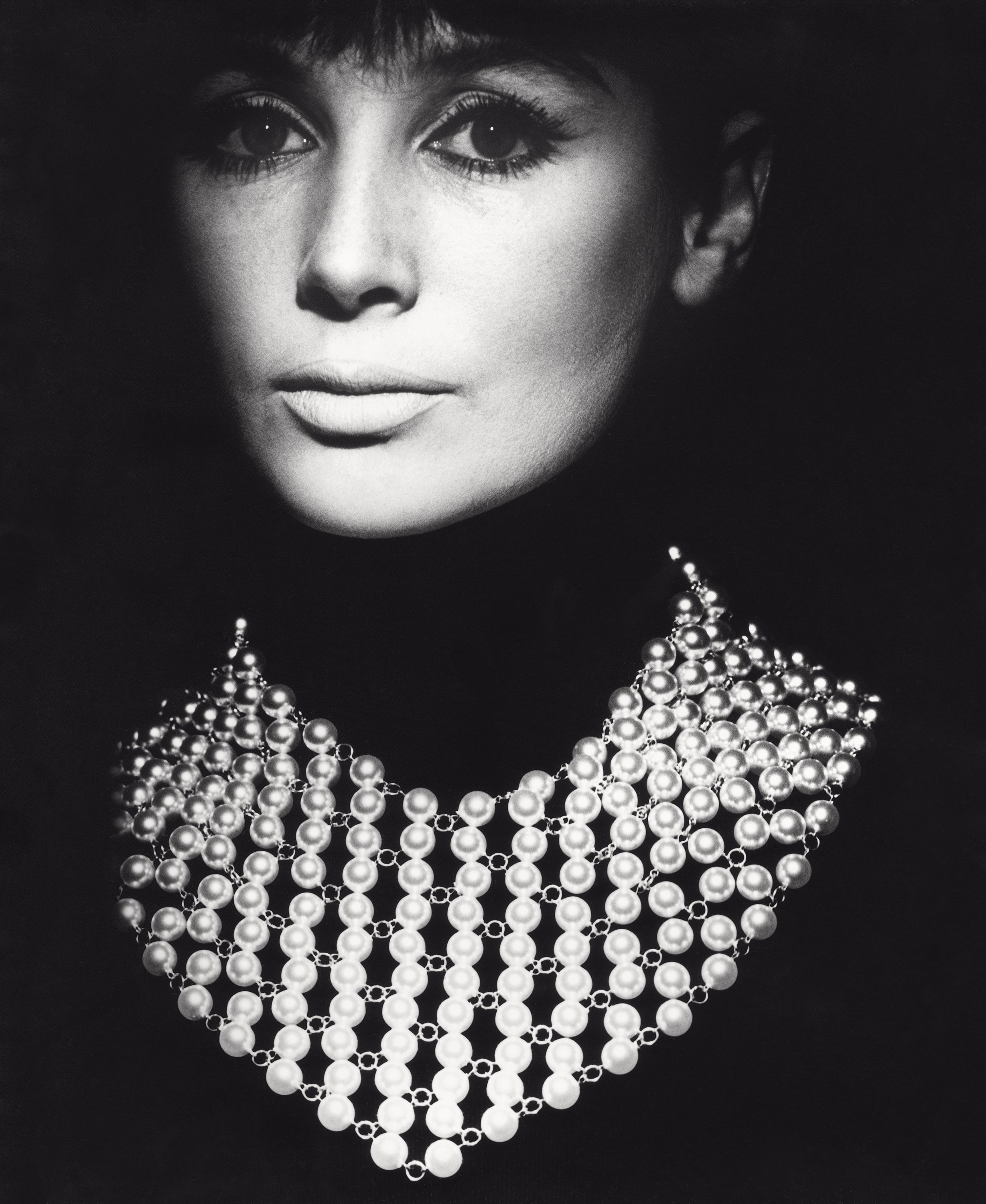 Sophie Derly mit Perlenschmuck
