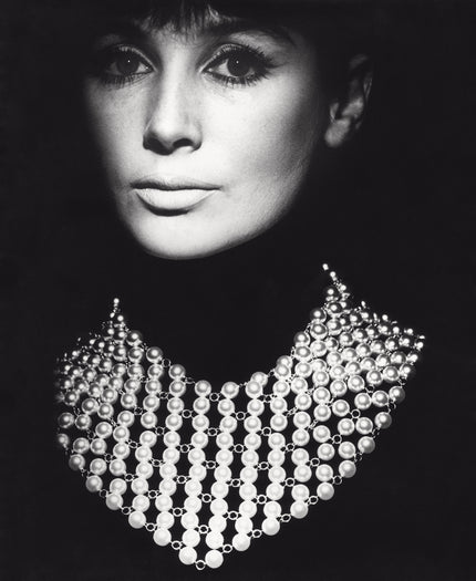 Sophie Derly mit Perlenschmuck