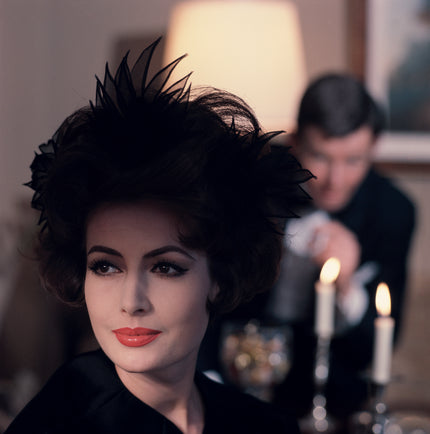 Gitta Schilling in einem Ensemble von Schulze-Varell