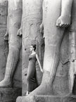 Janni vor der Statue von Ramses II. im Luxor-Tempel