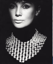 Sophie Derly mit Perlenschmuck