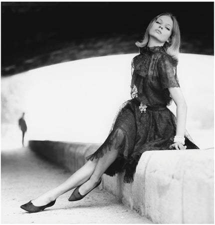 Antonia in einem Kleid von Dior