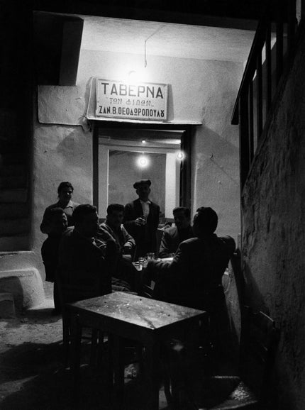 Sonntagabend vor der Taverne