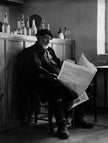 Zeitungsleser im Kafenion von Lakki