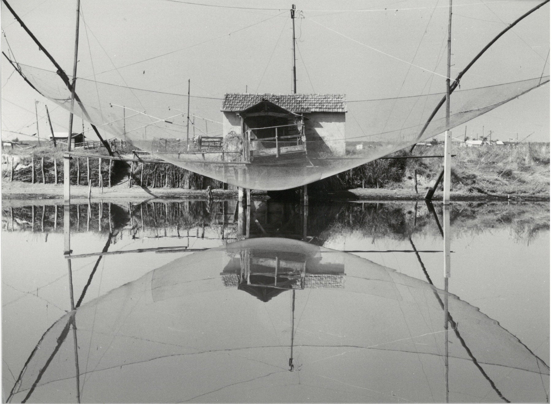 Reizvolle Kanallandschaft mit Fischernetzen bei Ravenna