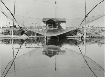 Reizvolle Kanallandschaft mit Fischernetzen bei Ravenna