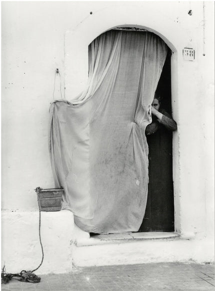 Frau hinter Vorhang, Hauseingang