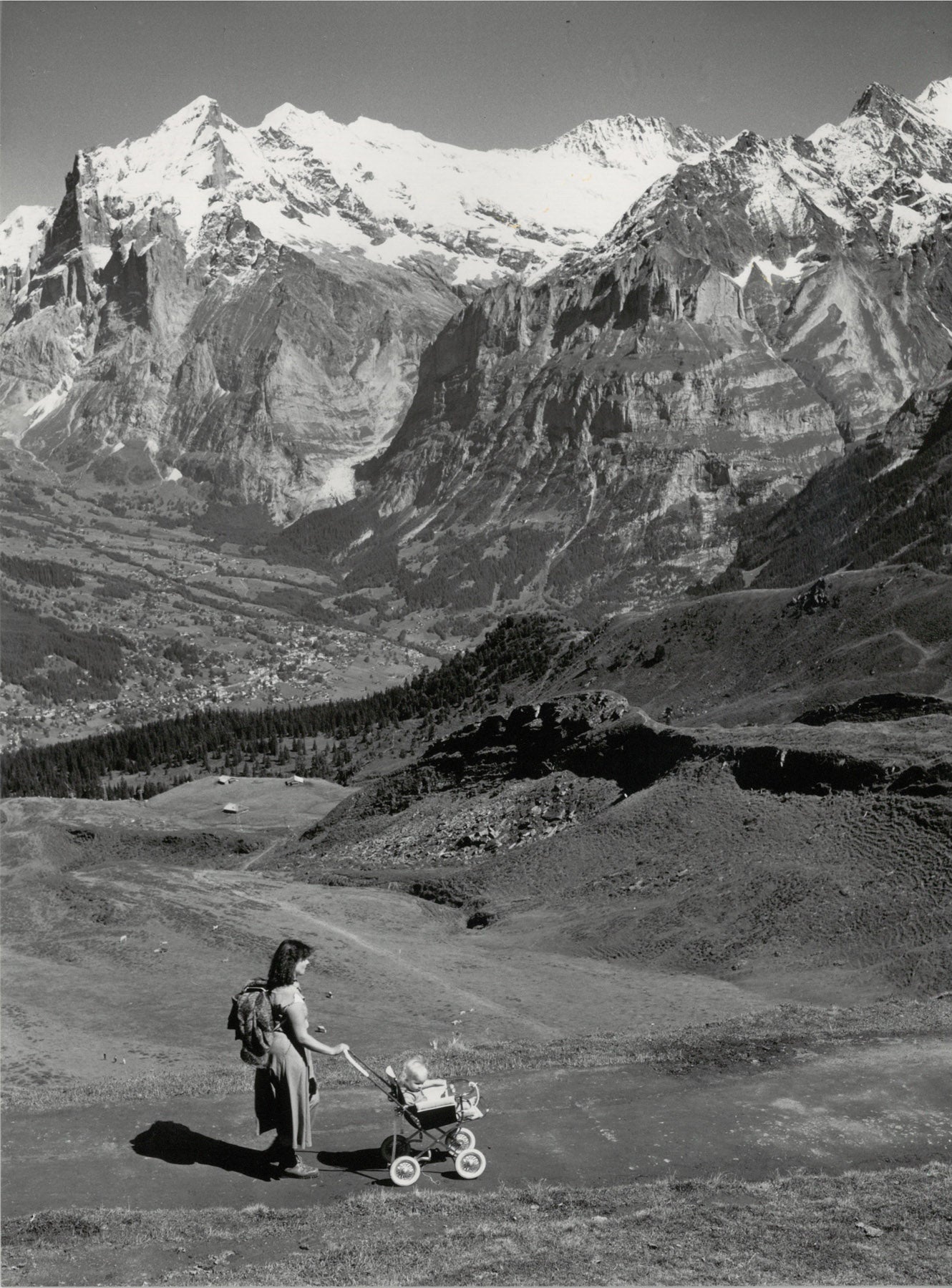 Junge Mutter auf dem Wanderweg vom Männlichen zur Kleinen Scheidegg