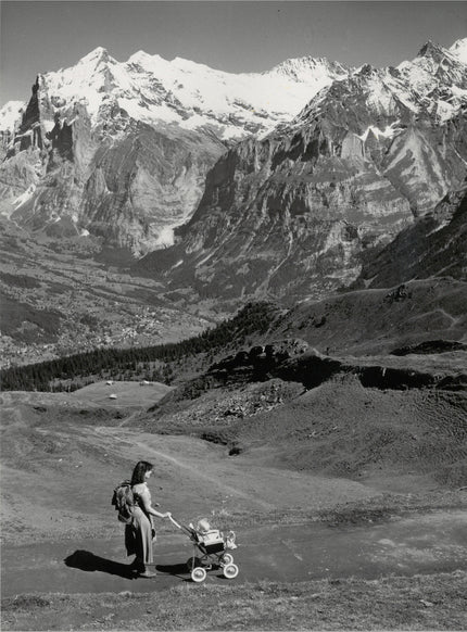 Junge Mutter auf dem Wanderweg vom Männlichen zur Kleinen Scheidegg