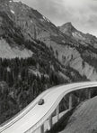 Eine Straße auf Stelzen bei Schröcken am Hochtannbergpaß