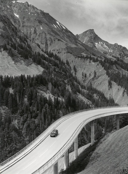Eine Straße auf Stelzen bei Schröcken am Hochtannbergpaß