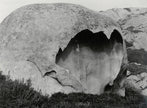 Riesenhohlstein südlich von Calvi an der Straße zur Kapelle Madonna della Serra