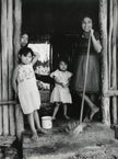 Familie in einem Maya-Dorf