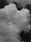 Flugzeug und Wolken