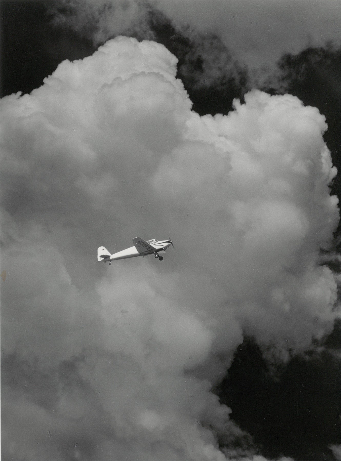 Flugzeug und Wolken