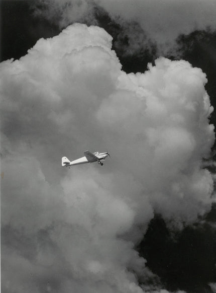 Flugzeug und Wolken