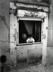 Oma mit Enkelin am Fenster