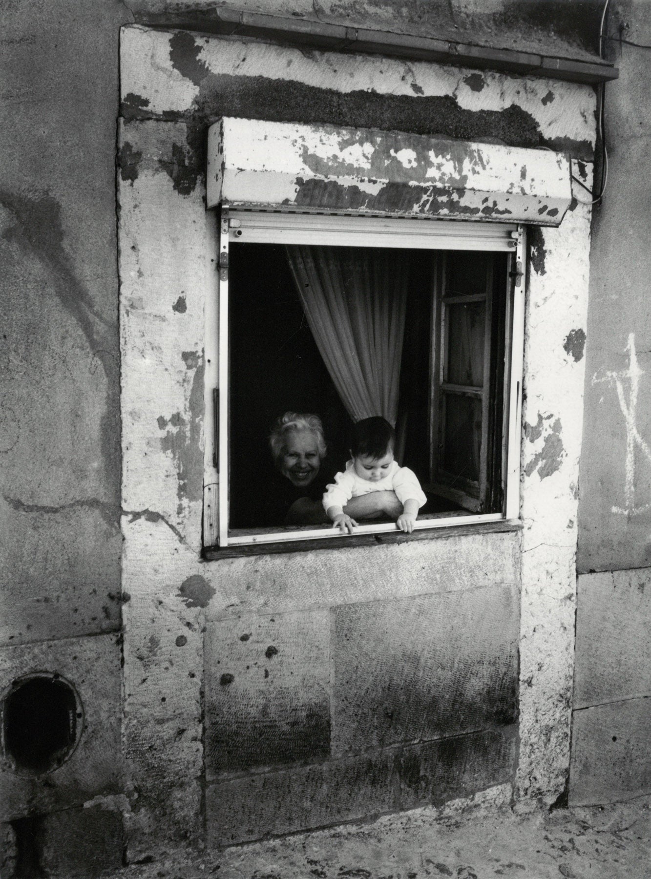 Oma mit Enkelin am Fenster