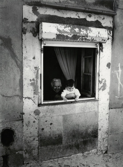 Oma mit Enkelin am Fenster