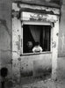 Oma mit Enkelin am Fenster