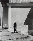 Alte Frau vor der Kirche San Lorenzo in Artà
